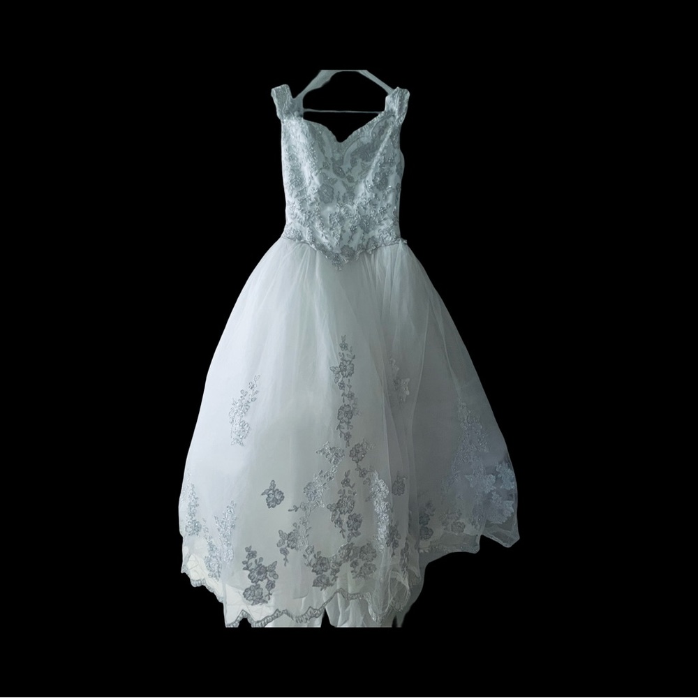 Elegant White and Silver Lace Wedding Dress,003